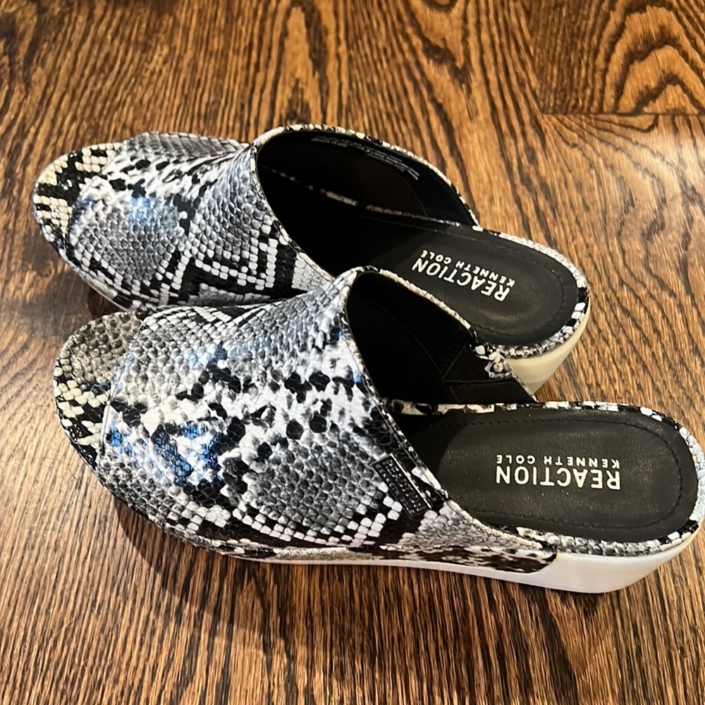Kenneth Cole Reaction snakeskin  slide wedges